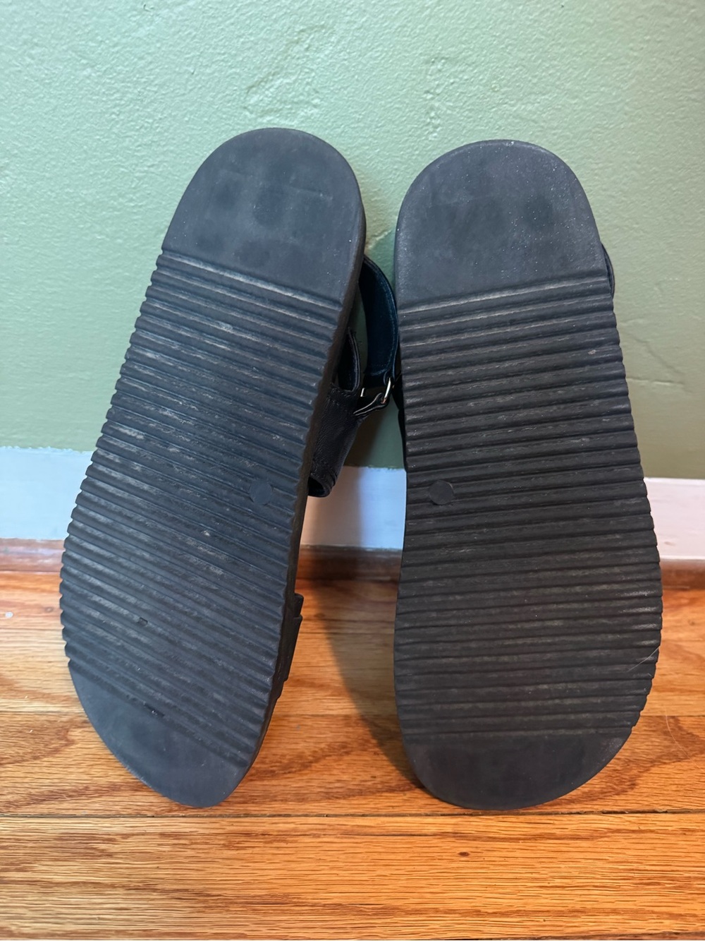 Steve Madden Black Leather Buckle Strap Sandals - Picture 5 of 6
